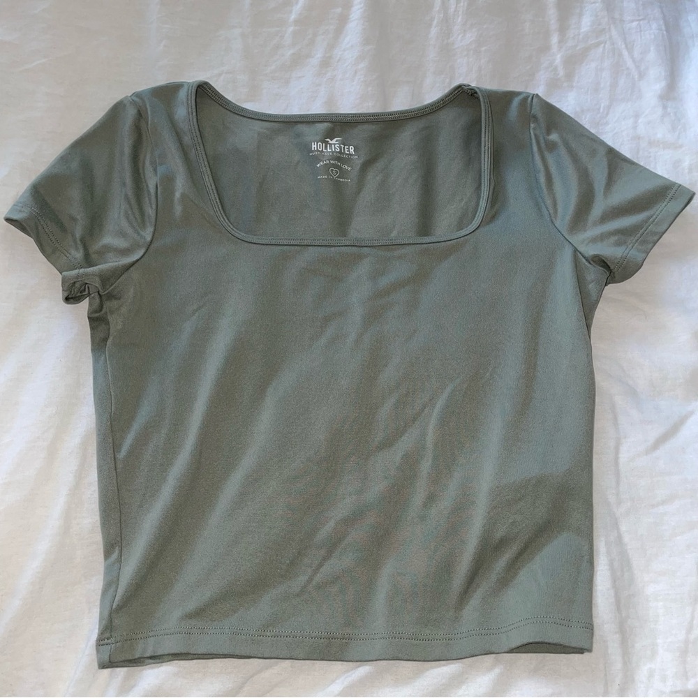Hollister Women's Olive Cropped Short Sleeve Tee